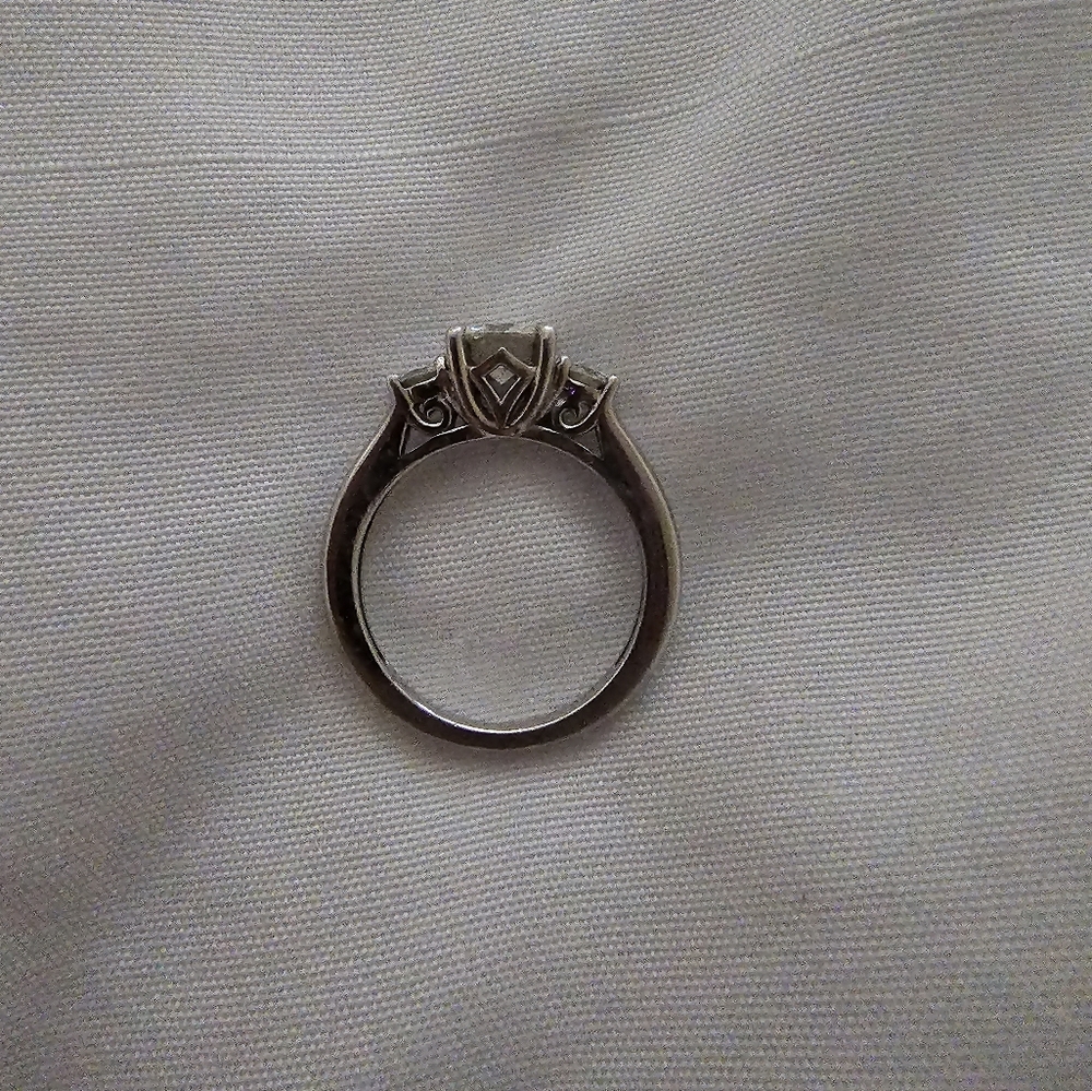 Moissanite 3-stone engagement ring - Picture 2 of 3